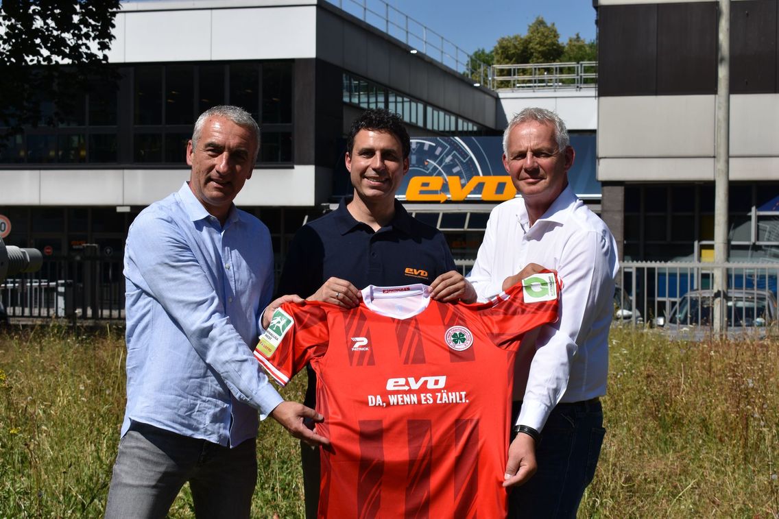 Foto zum Newsartikel Neues Heimtrikot  – evo stolz auf der Brust