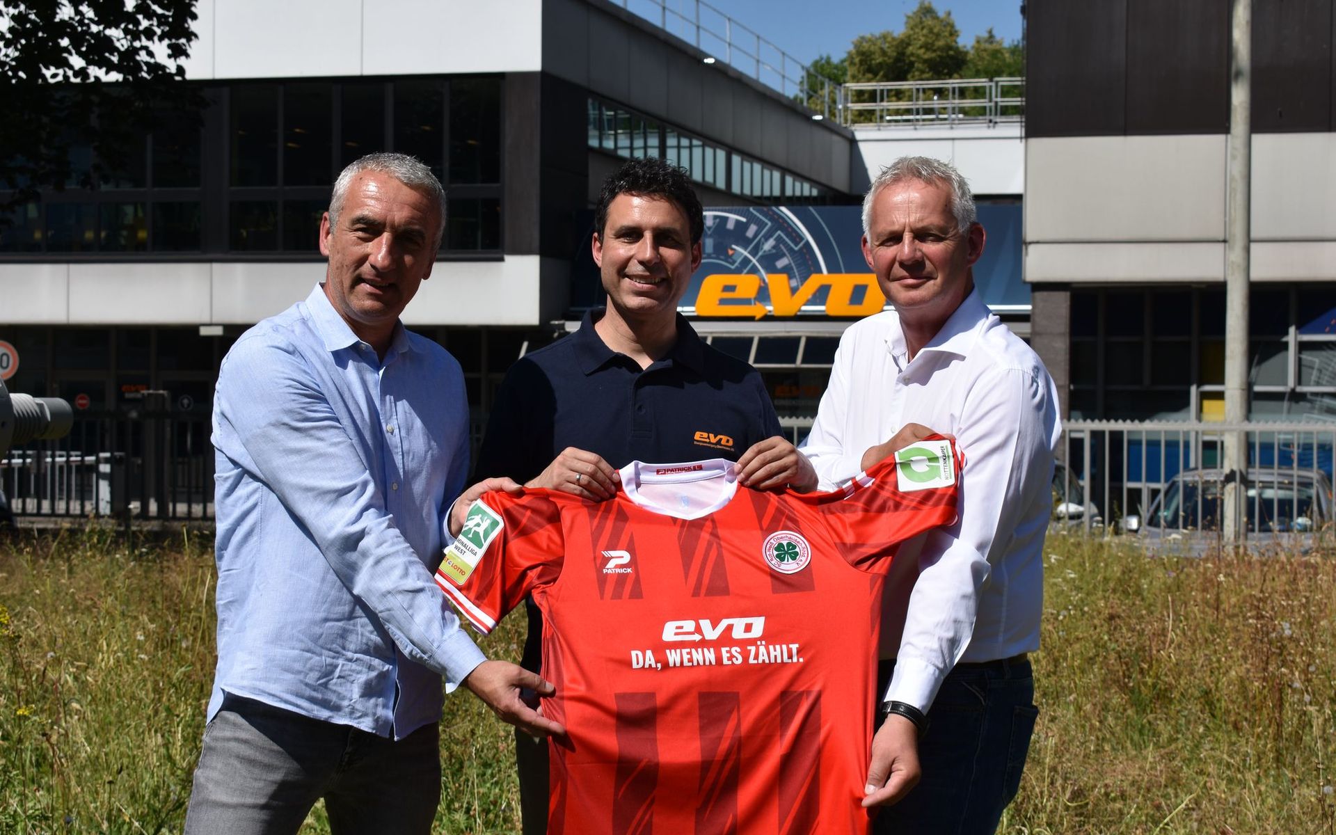 Neues Heimtrikot  – evo stolz auf der Brust