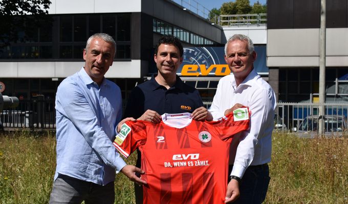Neues Heimtrikot  – evo stolz auf der Brust