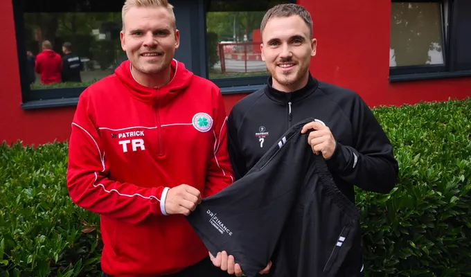 Florian Abel stattet RWO Zwei mit Präsentationshosen aus