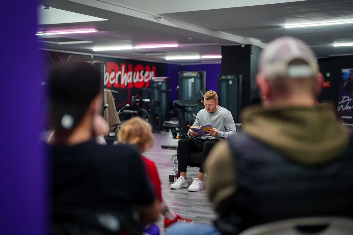 Foto zum Newsartikel Alexander Mühling begeistert beim Osterfelder Lesefest 2025