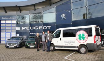 BeckerFrance Mobile übergibt neuen Jugendbus an die Kleeblätter