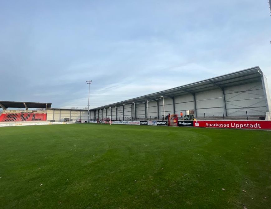 RWO eröffnet überdachte Gästetribüne in Lippstadt