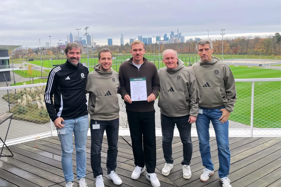 Foto zum Newsartikel Co-Trainer Lars Birlenbach besteht erfolgreich die A-Lizenz