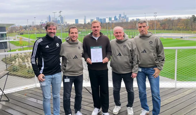 Co-Trainer Lars Birlenbach besteht erfolgreich die A-Lizenz