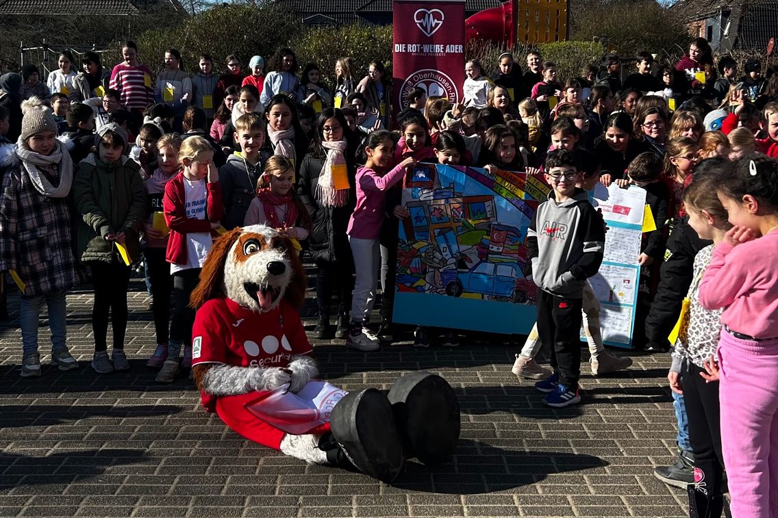 Foto zum Newsartikel Underdog als Überraschungsgast beim Spendenlauf der Jacobischule