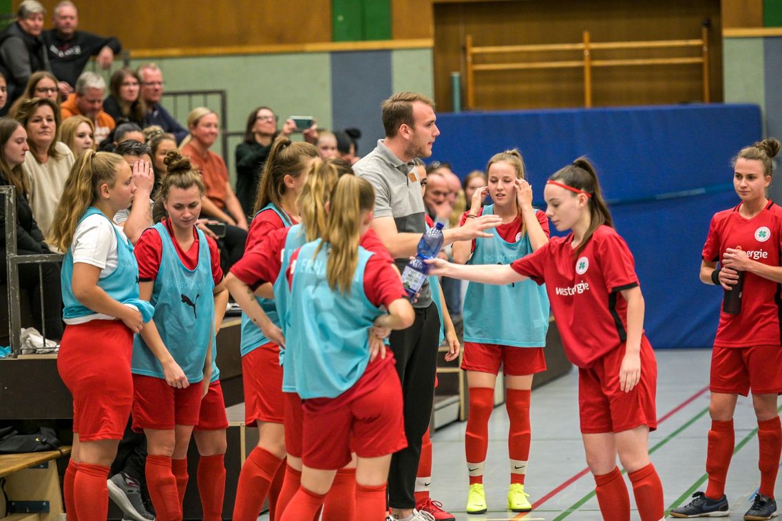 Foto zum Newsartikel Frauen-Futsal-Team mit deutlichem Auswärtssieg