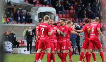 Kleeblätter wollen Pokal in die Höhe strecken