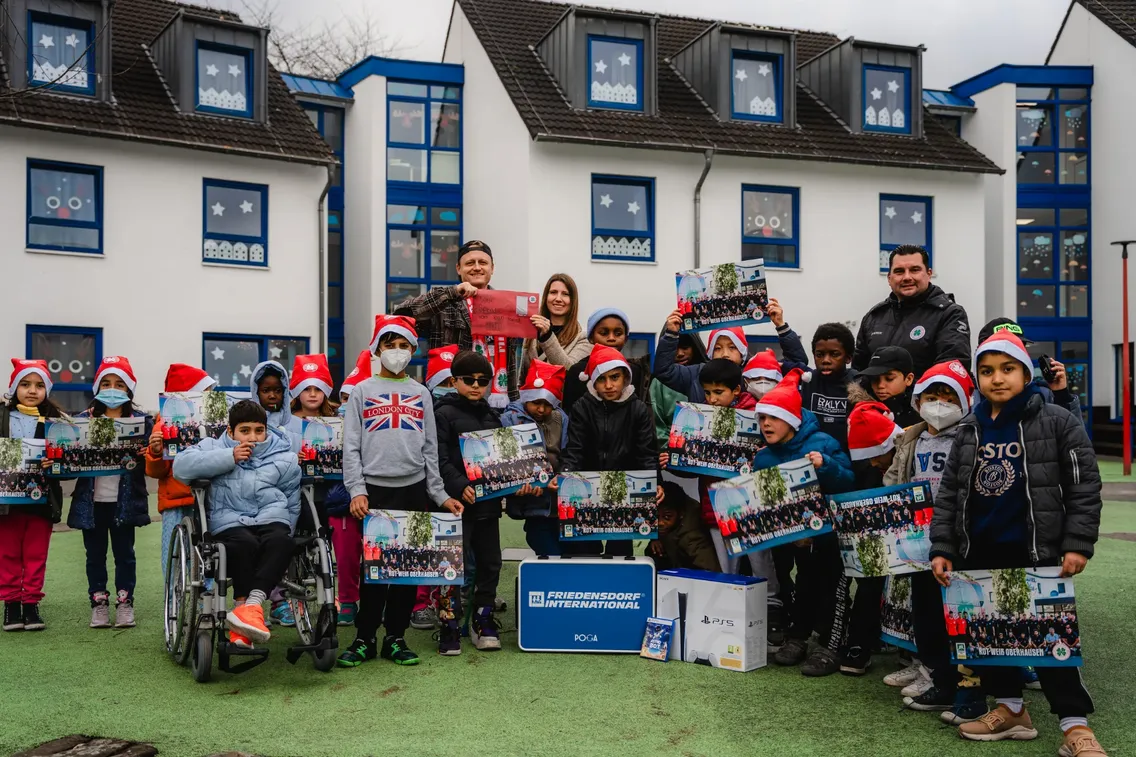 Foto zum Newsartikel RWO übergibt Spenden und Geschenke an das Friedensdorf