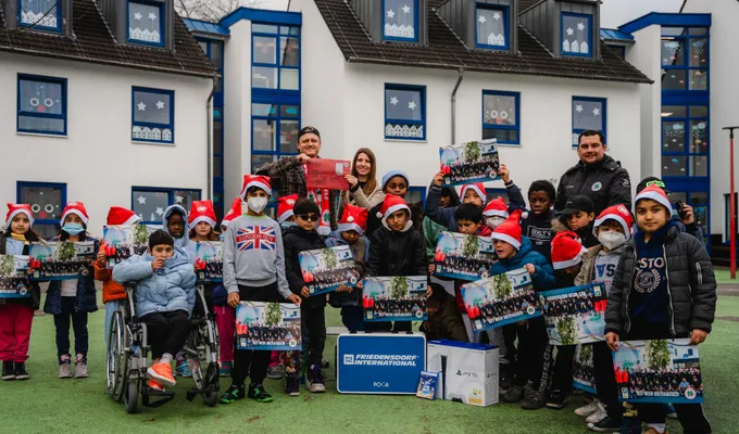 RWO übergibt Spenden und Geschenke an das Friedensdorf