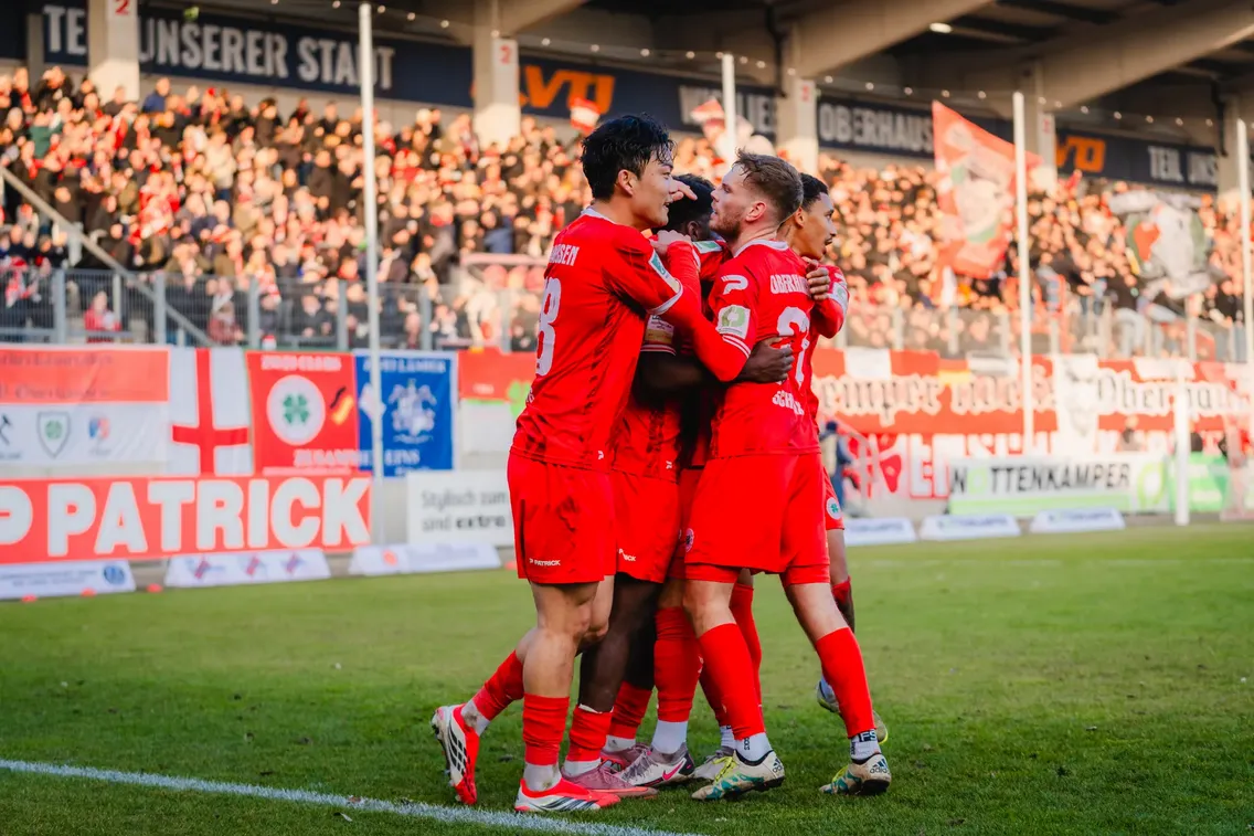 Foto zum Newsartikel Spitzenspiel im Stadion Niederrhein - Fortuna Köln zu Gast