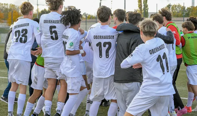 U17 schlägt Frankfurt und bleibt Spitzenreiter