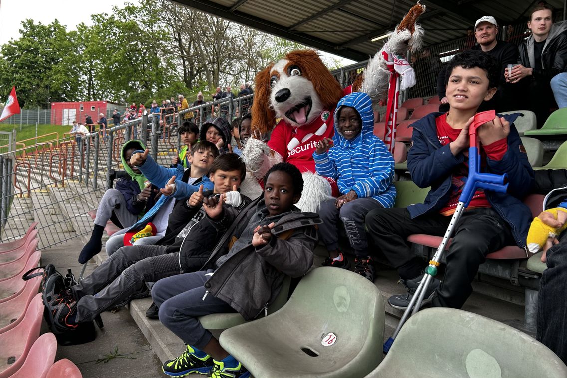 Foto zum Newsartikel Friedensdorf zu Gast im Stadion Niederrhein