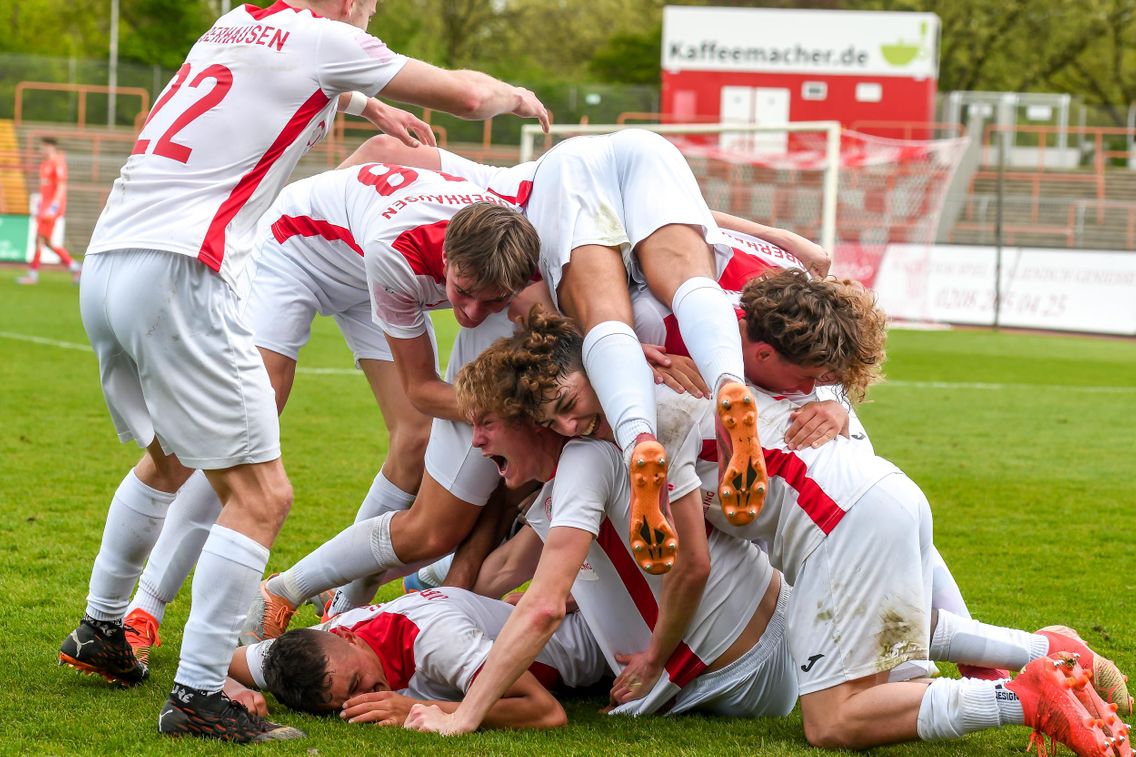Foto zum Newsartikel U19 gewinnt gegen Werder Bremen, U17 verliert unglücklich