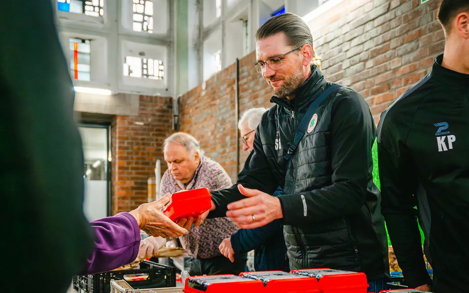RWO unterstützt Tafel mit 100 Stunden ehrenamtlicher Hilfe