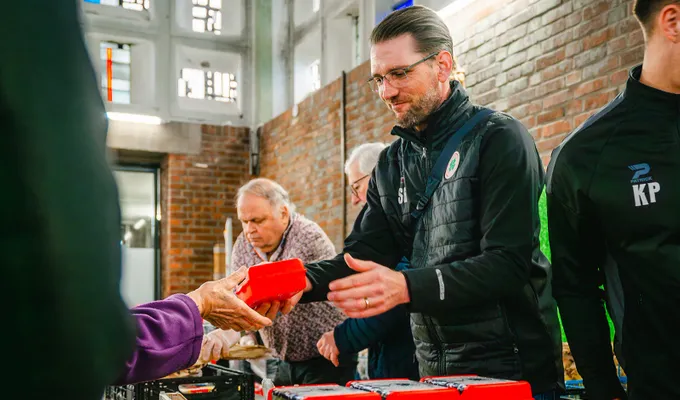 RWO unterstützt Tafel mit 100 Stunden ehrenamtlicher Hilfe