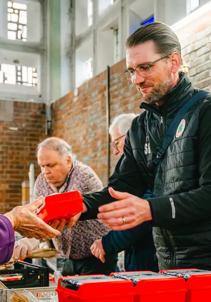 RWO unterstützt Tafel mit 100 Stunden ehrenamtlicher Hilfe