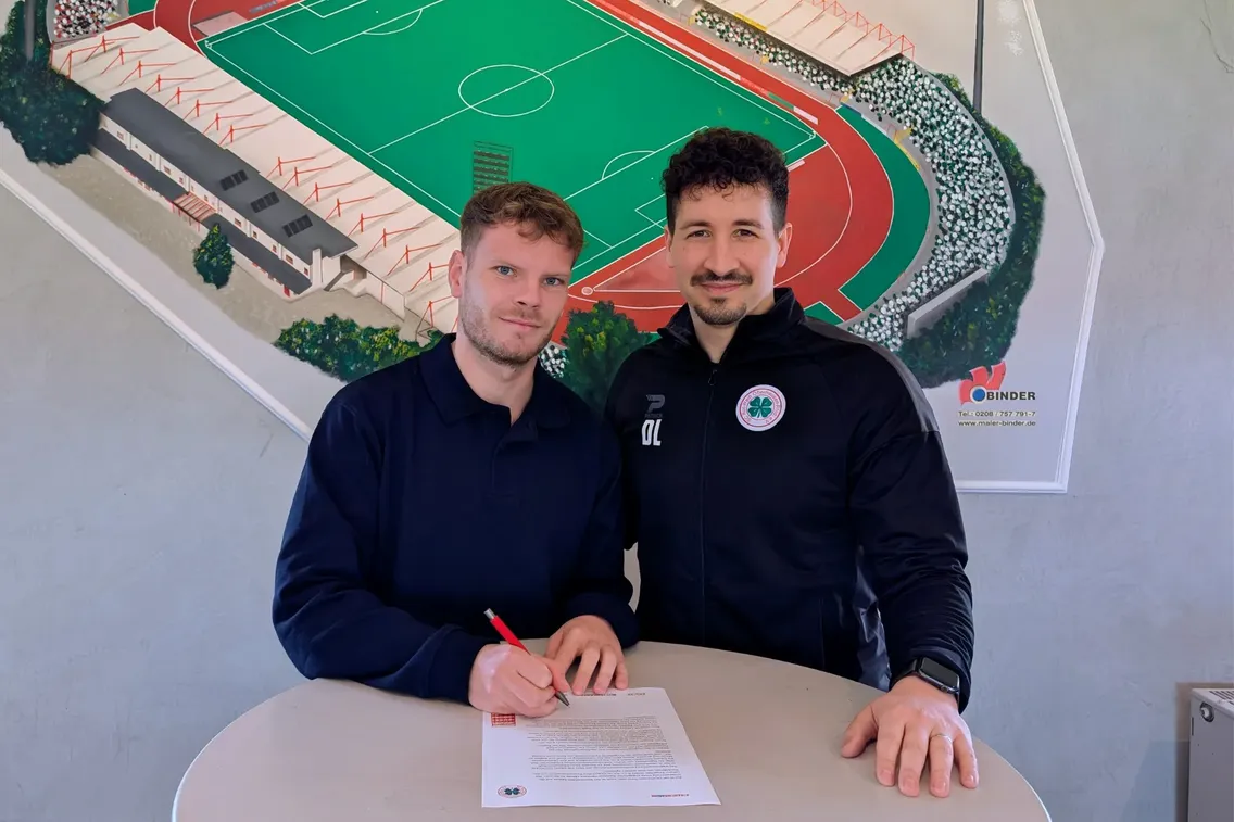 Foto zum Newsartikel Mittelfeldmotor bleibt – Luca Schlax trägt weiter Rot-Weiß