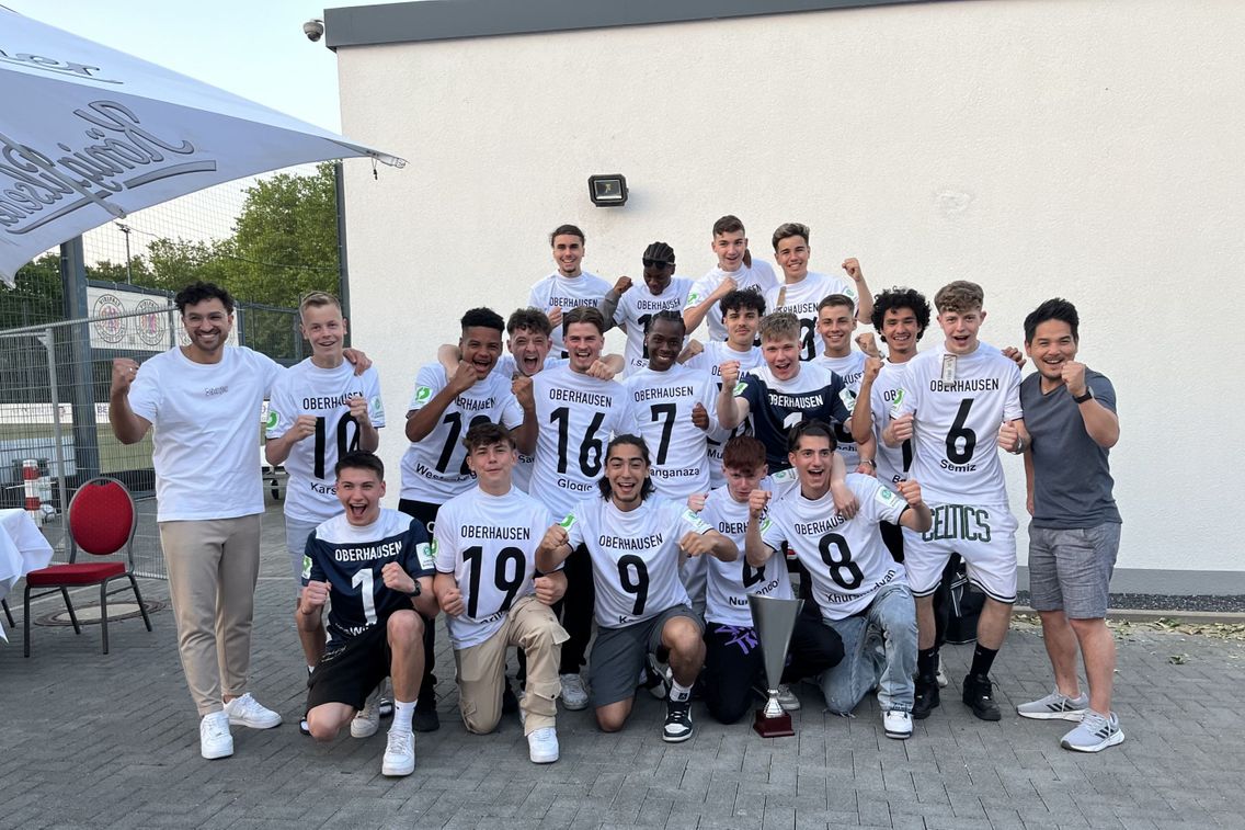 Foto zum Newsartikel U17-Junioren schließen Aufstiegs-Saison mit Meisterfeier ab