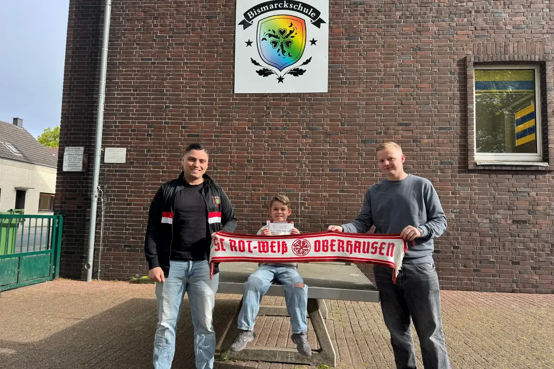 Foto zum Newsartikel Fancontainer Oberhausen überreicht Freikarten