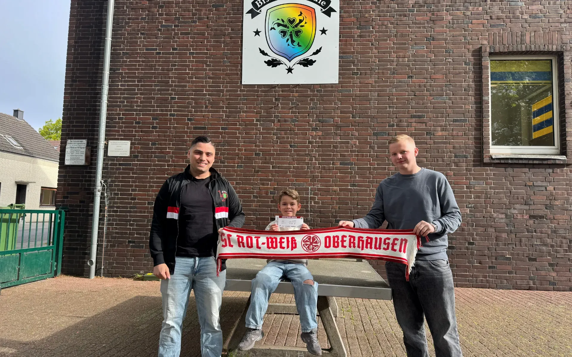 Fancontainer Oberhausen überreicht Freikarten