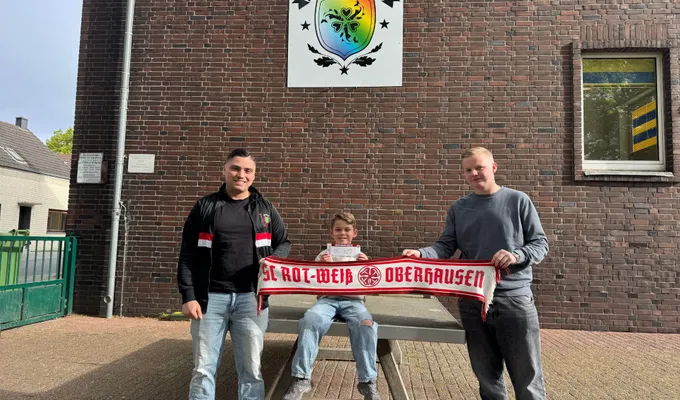 Fancontainer Oberhausen überreicht Freikarten