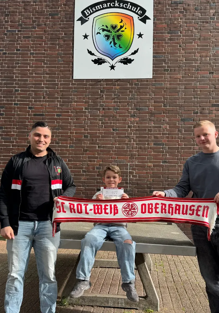 Fancontainer Oberhausen überreicht Freikarten