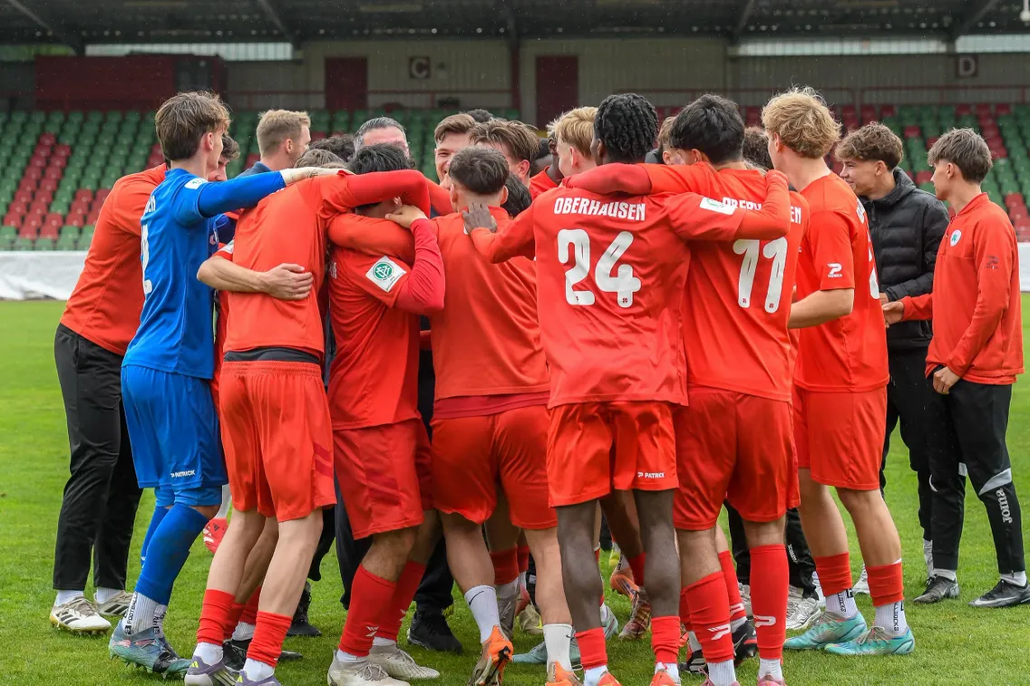 Foto zum Newsartikel Sieg gegen Viktoria! U19 feiert Klassenerhalt