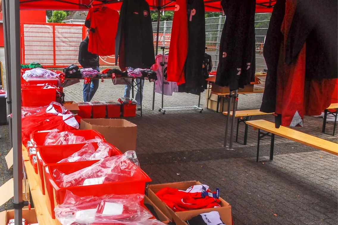 Foto zum Newsartikel Fanshop-Abverkauf geht in die zweite Runde