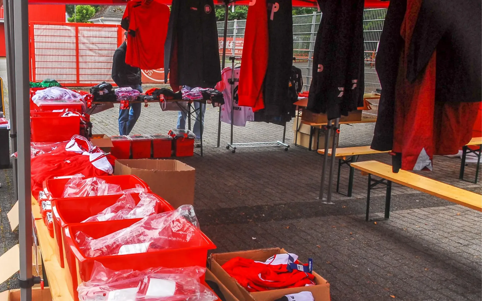 Fanshop-Abverkauf geht in die zweite Runde