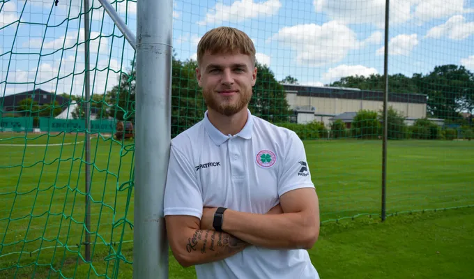 Neuer Stürmer ist da: Travis de Jong wird ein Kleeblatt