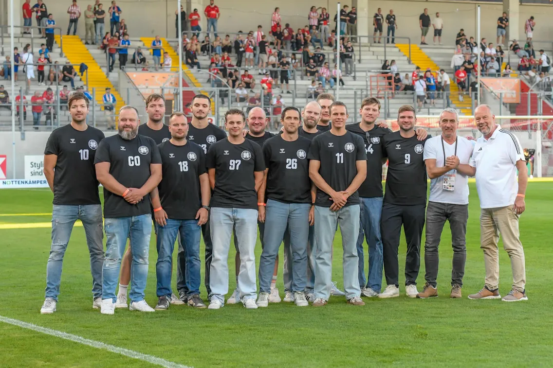 Foto zum Newsartikel Hand- meets Fußball: Tolle Unterstützung von Sobel und Co.