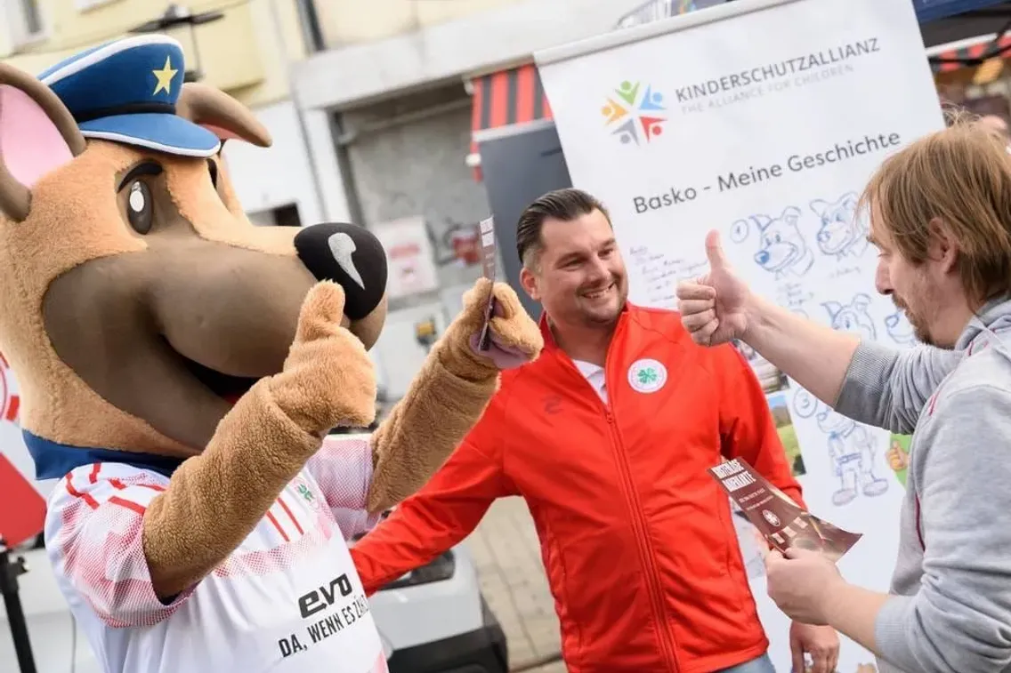 Foto zum Newsartikel Rot-Weiße Ader informiert auf dem Osterfelder Stadtfest