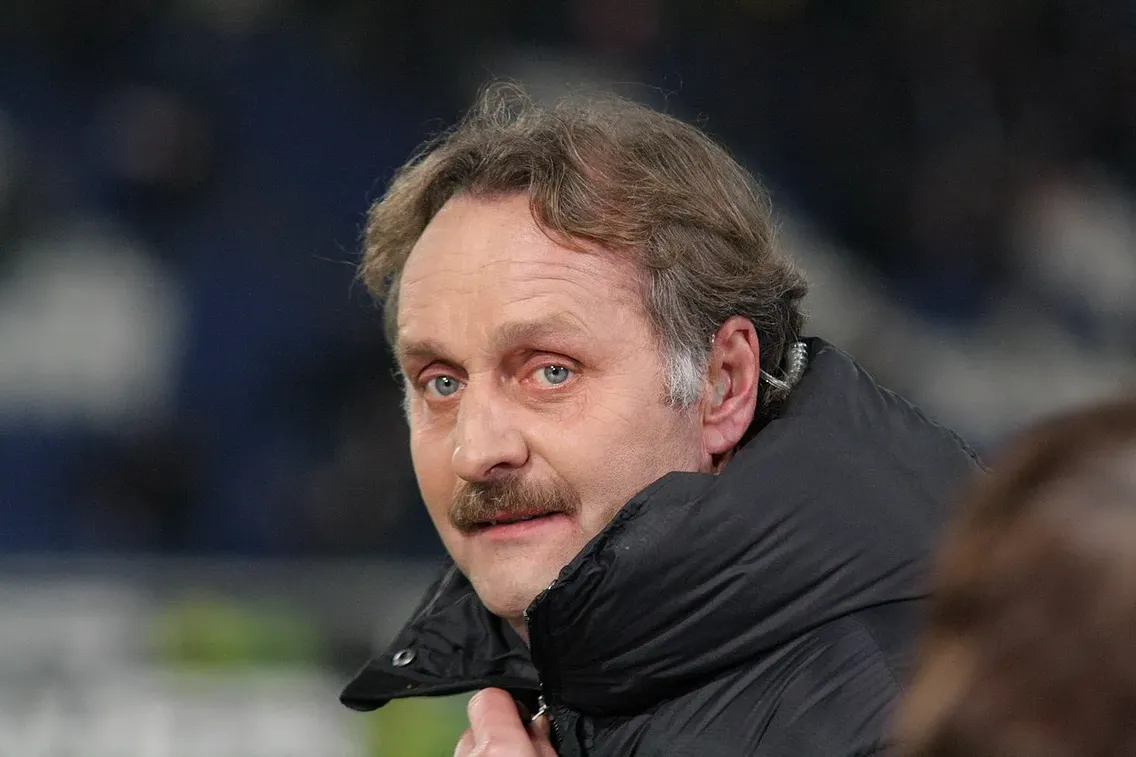 Foto zum Newsartikel RWO – S04: Rückenverlosung mit Losfee Peter Neururer 