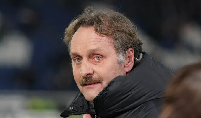 RWO – S04: Rückenverlosung mit Losfee Peter Neururer 