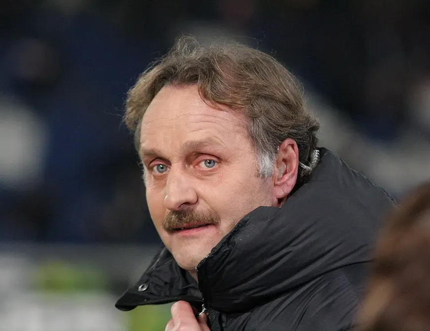 RWO – S04: Rückenverlosung mit Losfee Peter Neururer 