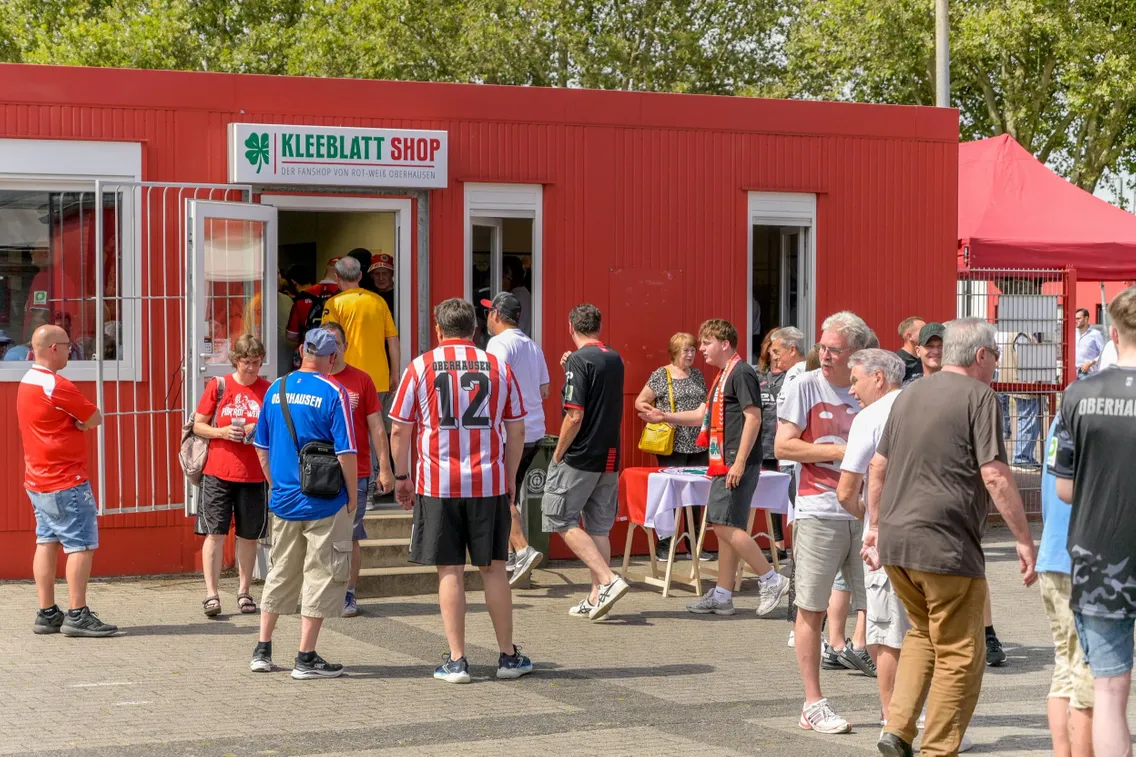 Foto zum Newsartikel Kleeblatt Shop mit XXL-Tombola auch gegen Schalke