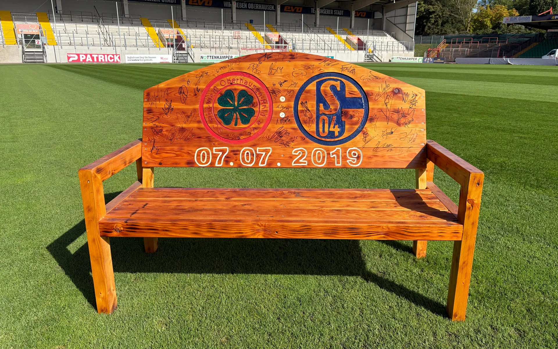 Rot-Weiße Ader und Premio versteigern signierte Fan-Bank