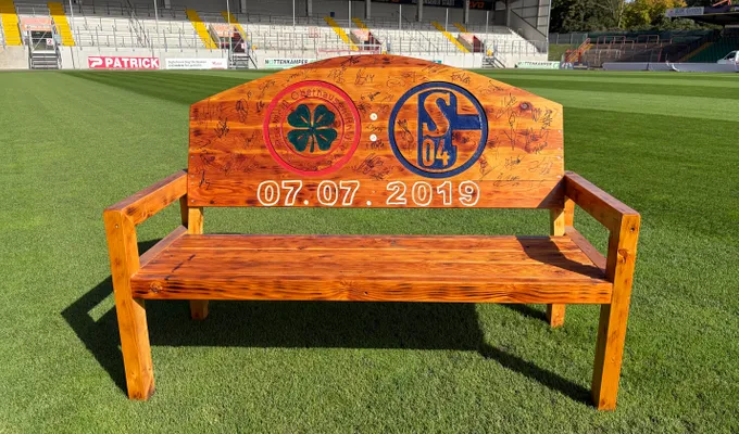 Rot-Weiße Ader und Premio versteigern signierte Fan-Bank