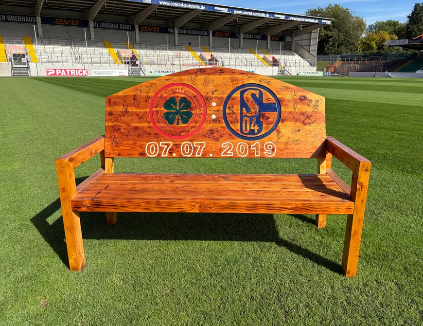 Rot-Weiße Ader und Premio versteigern signierte Fan-Bank