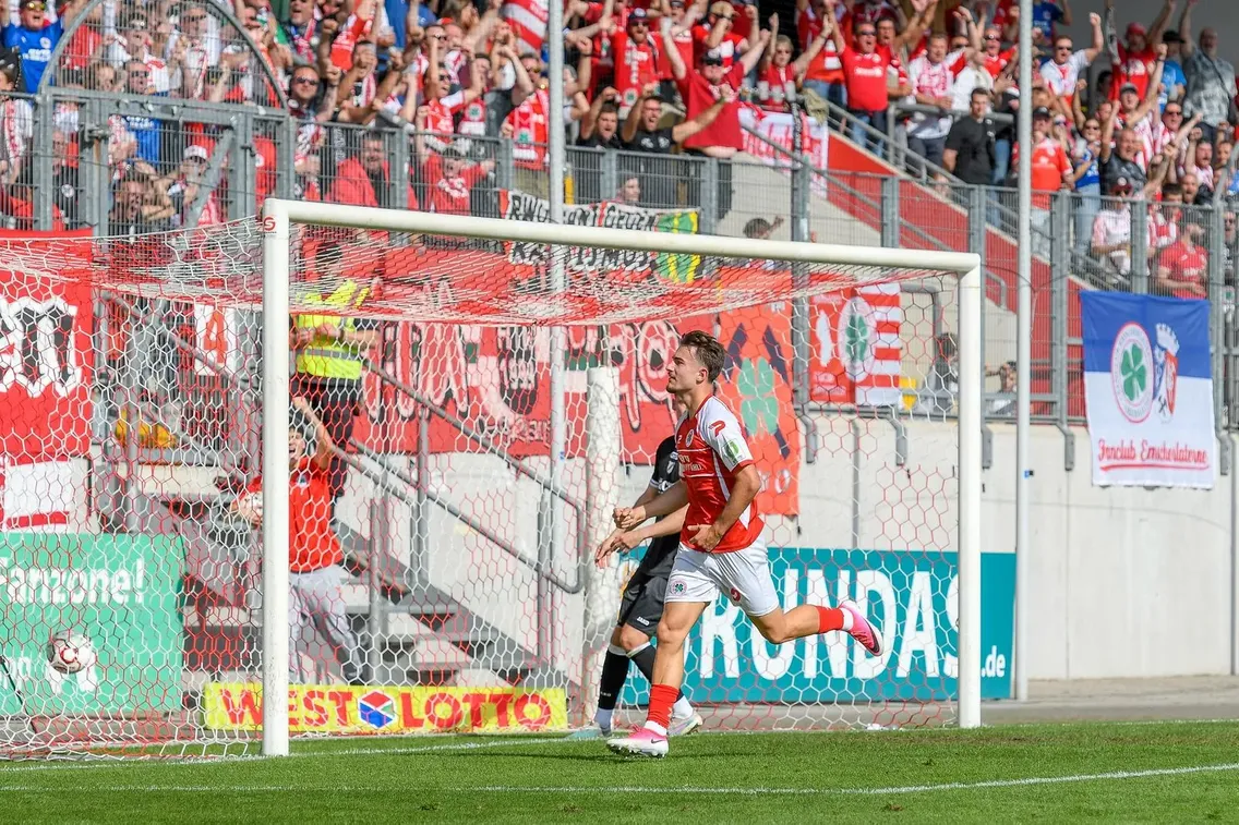 Foto zum Newsartikel Dreimal in Folge getroffen: Vega Zambrano lobt Mannschaft