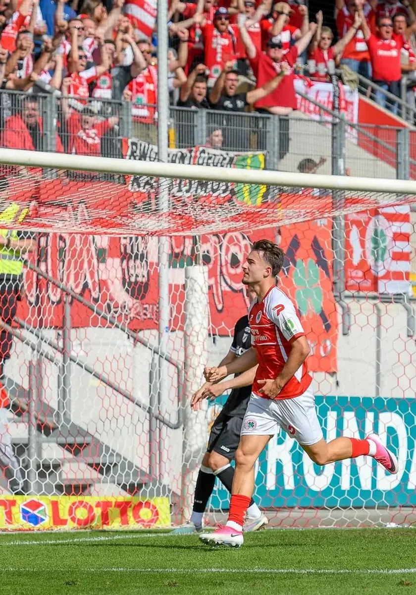 Dreimal in Folge getroffen: Vega Zambrano lobt Mannschaft