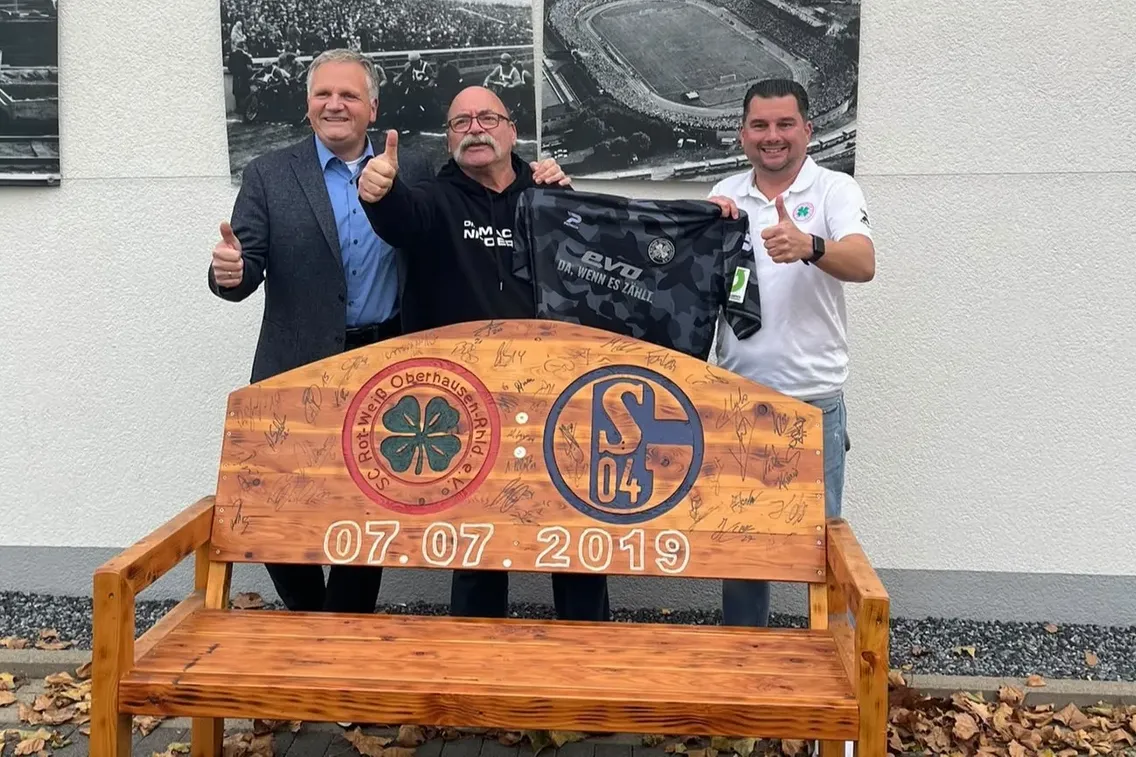 Foto zum Newsartikel Überraschung bei der Abholung: Fan-Bank wird zum Geschenk 