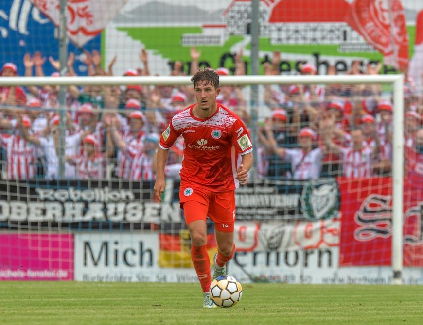 Flutlicht-Atmosphäre beim ersten Heimspiel