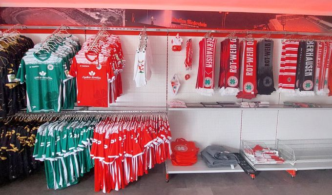 Fanshop zum Schalke-Spiel wieder aufgefüllt