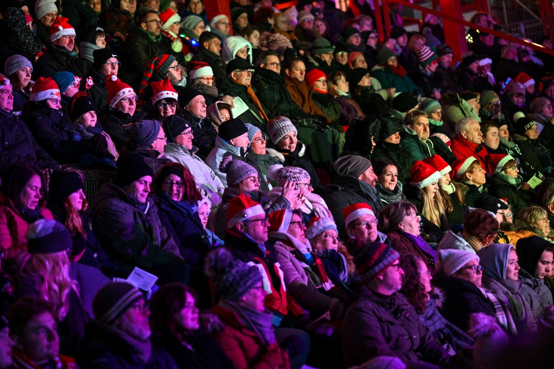 Foto zum Newsartikel evo/RWO-Weihnachtssingen 2023 im Stadion Niederrhein