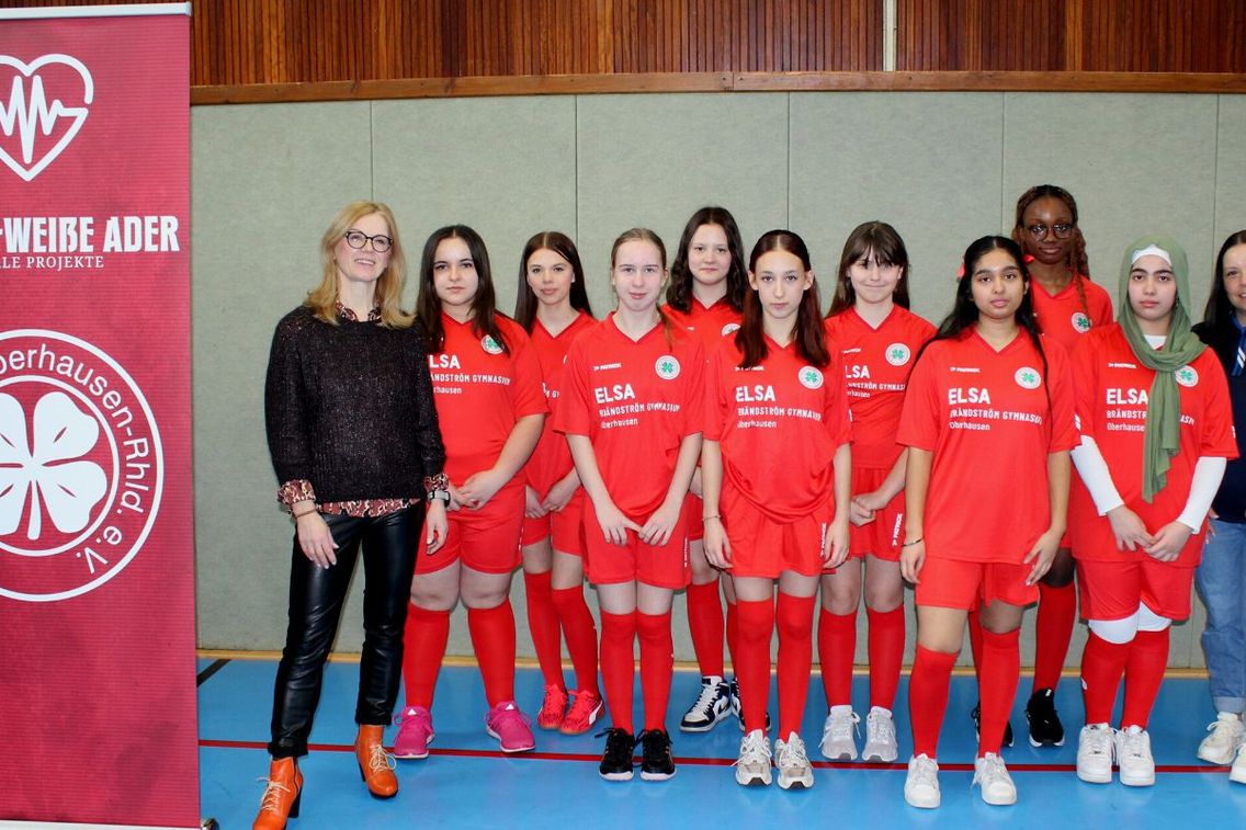 Foto zum Newsartikel Trikotspende an Elsa-Brandström-Gymnasium
