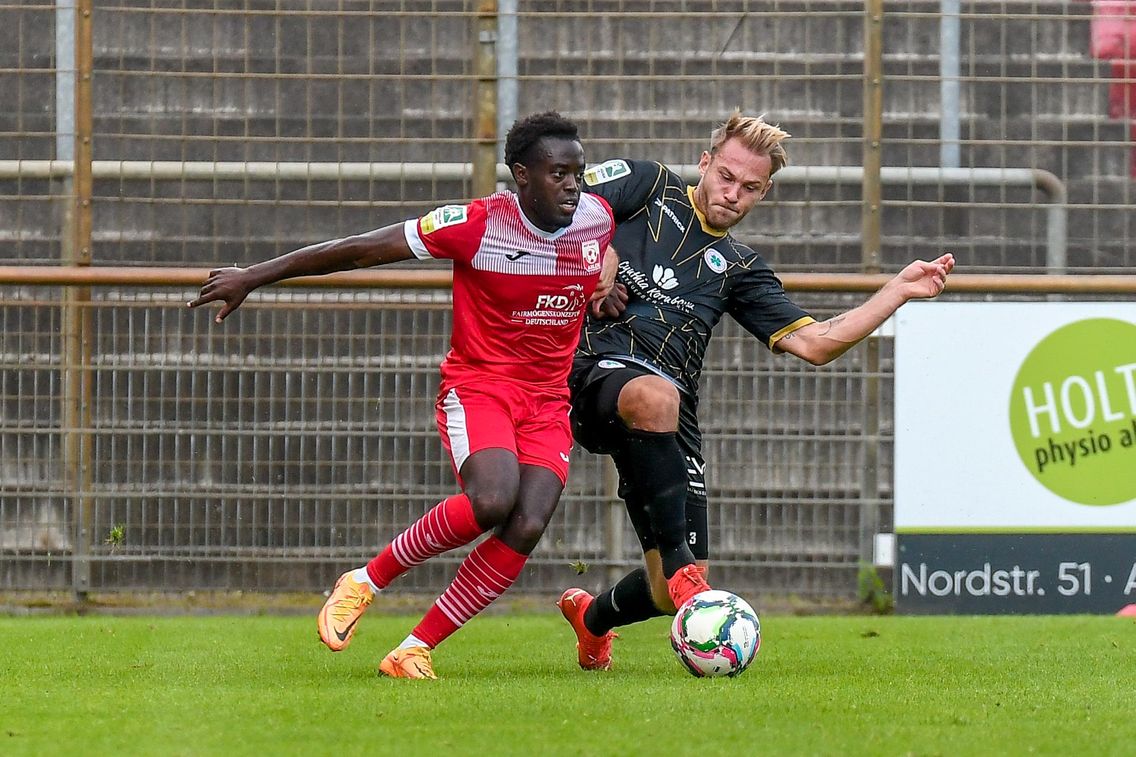 Foto zum Newsartikel Rot-Weißes Duell im Stadion Niederrhein