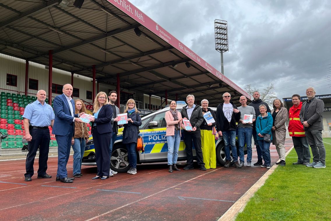 Foto zum Newsartikel Signierte NMDO-Stickeralben im Stadion Niederrhein übergeben