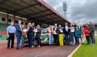 Signierte NMDO-Stickeralben im Stadion Niederrhein übergeben